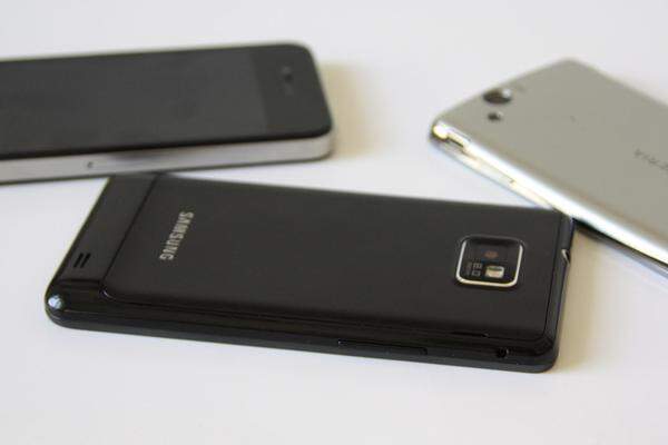 Das Galaxy S2 im Vergleich zu anderen Schlankheits-Fanatikern, wie dem iPhone 4 und dem Xperia Arc.