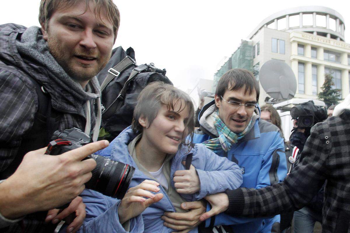 Am 10. Oktober kippte ein Berufungsgericht in Moskau dann die Haftstrafe für eine der drei Frauen der Moskauer Punkband Pussy Riot und wandelte sie in eine Bewährungsstrafe um. Die 30-jährige Jekaterina Samuzewitsch kam damit frei. Die zwei weiteren saßen bis zur Amnestie Putins noch bis 23. Dezember 2013 in Haft.