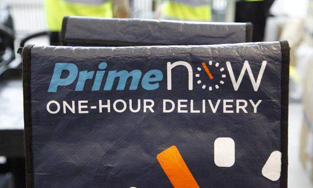 K�hltaschen von Amazon Prime Now in Berlin am Kurf�rstendamm K�hltaschen von Amazon Prime Now in Ber