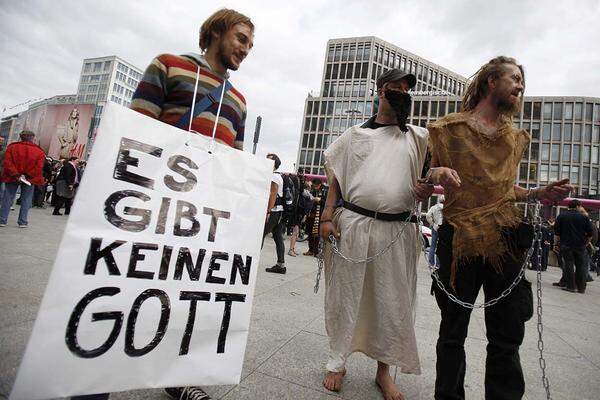 In die bunt gemischte Truppe der Demonstranten hatten sich auch Atheisten gemischt ...