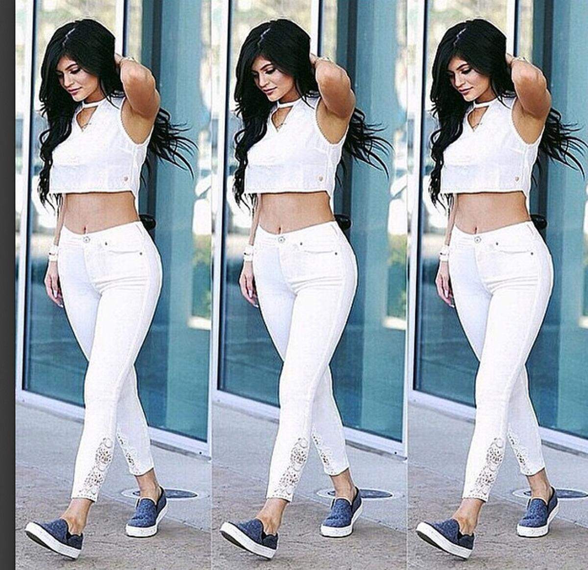 Cellulite sieht man beispielsweise bei weißen Hosen leicht durch, daher empfiehlt sich ein dickerer Jeansstoff, zudem sollte die Hose nicht allzu transparent sein. Kylie Jenner ganz in Weiß.