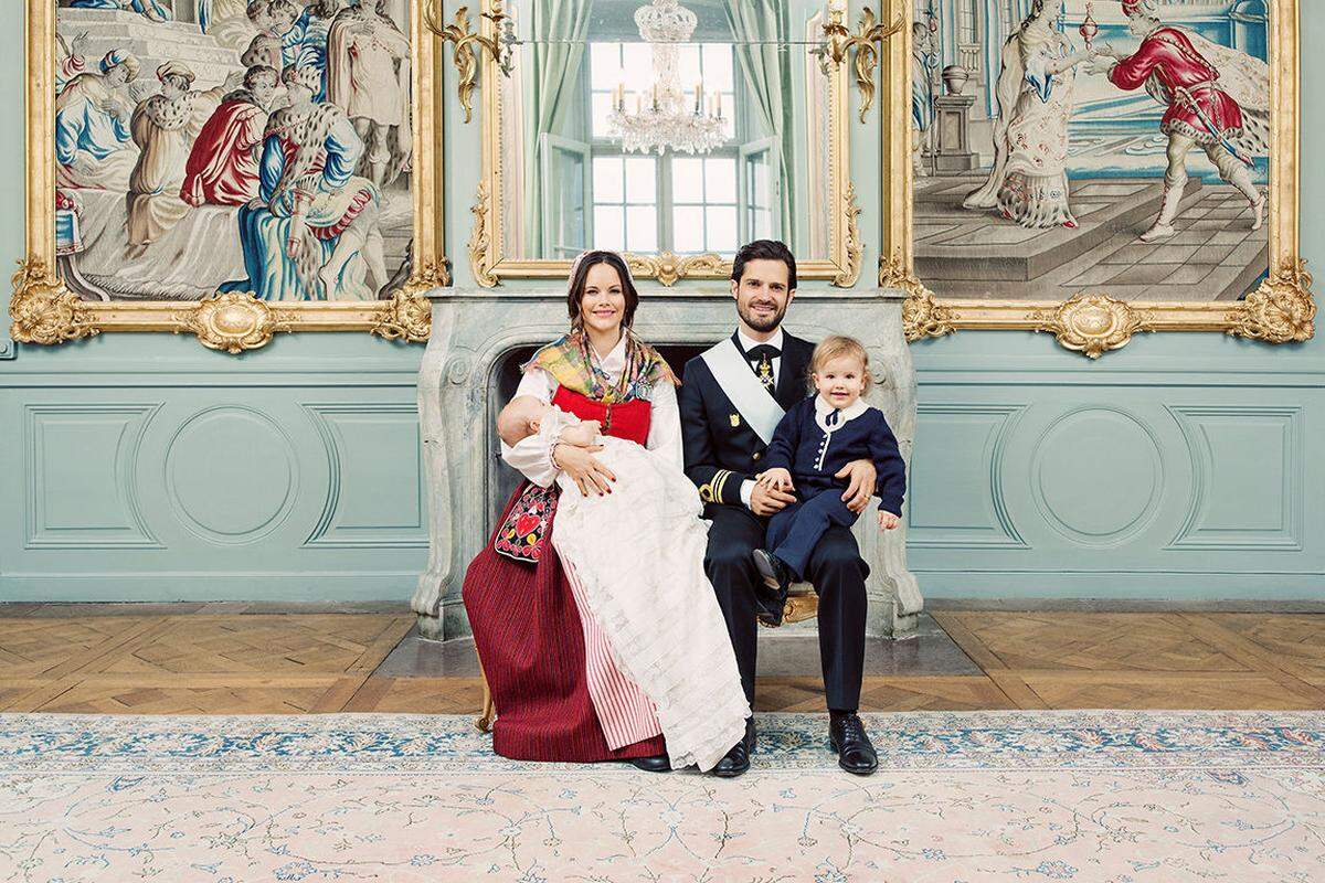 Anhaltender Kindersegen bei Schwedens Königsfamilie: Seit 2013 konnten sich die Bernadottes jedes Jahr über Baby-Nachrichten freuen. 2017 kam der zweite Sohn von Prinz Carl Philip und Ehefrau Prinzessin Sofia Hellqvist zur Welt, am 1. Dezember wurde er in einer Stockholmer Schlosskapelle auf den Namen Gabriel Carl Walther getauft. Wenige Tage später veröffentlichte der Königshof die obligatorischen Fotos von der Taufe.