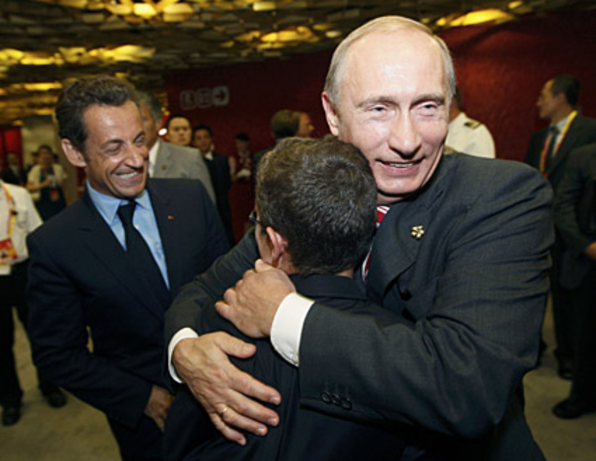 Weiters anwesend waren Russlands Premier Putin und Frankreichs Präsident Nicolas Sarkozy, hier kurz vor der Eröffnung zu sehen.