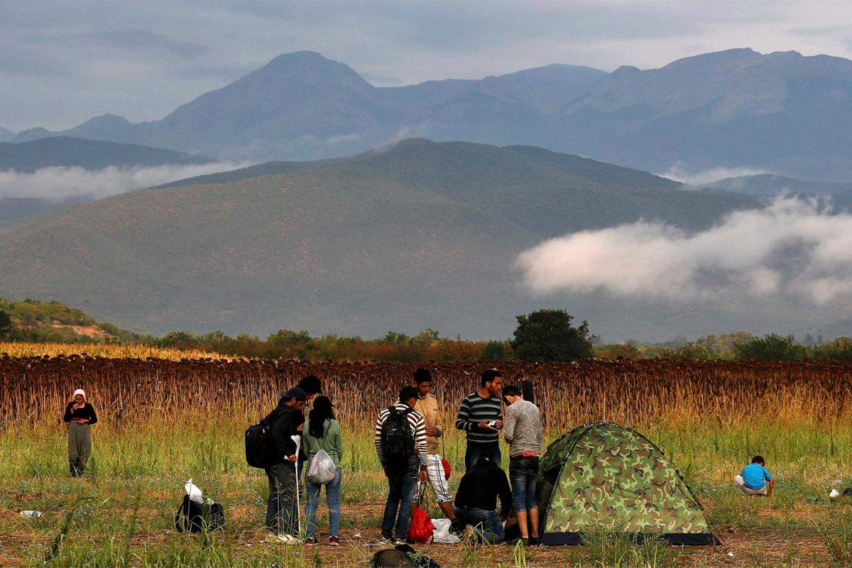 Ein Feld vor der griechisch-mazedonischen Grenze. Hier war bis Samstagabend Endstation für viele Flüchtlinge: Die Grenze zu Griechenland war abgeriegelt, nur "verletzliche" Flüchtlinge werden durchgelassen.&gt;&gt; Bilder aus dem mazedonischen Greenzort Gevgelja aus der vergangenen Woche.