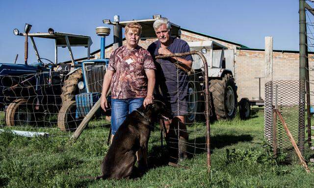 Kampf ums Überleben: Bernadette Hall und ihr Lebenspartner, André van den Berg, vor ihrer Farm in Fochville, Südafrika.