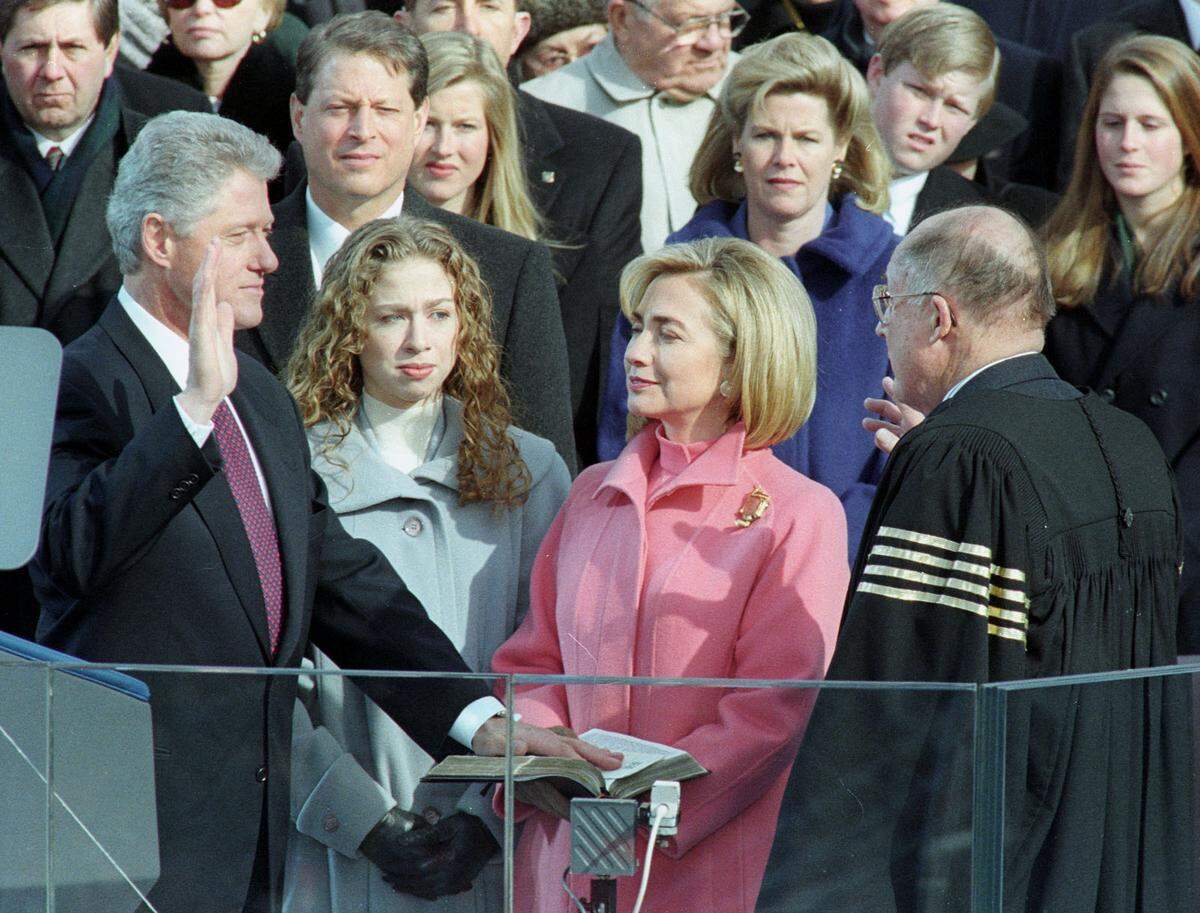 1997 stach Hillary Clinton neben ihrem Mann in einem pinken Mantel aus der Menge hervor.