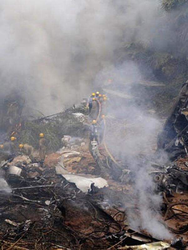 In der indischen Stadt Mangalore ist eine Boeing 737 über die Landebahn hinausgeschossen und in ein Tal gestürzt. Mindestens 158 Menschen kamen bei dem Unglück ums Leben.