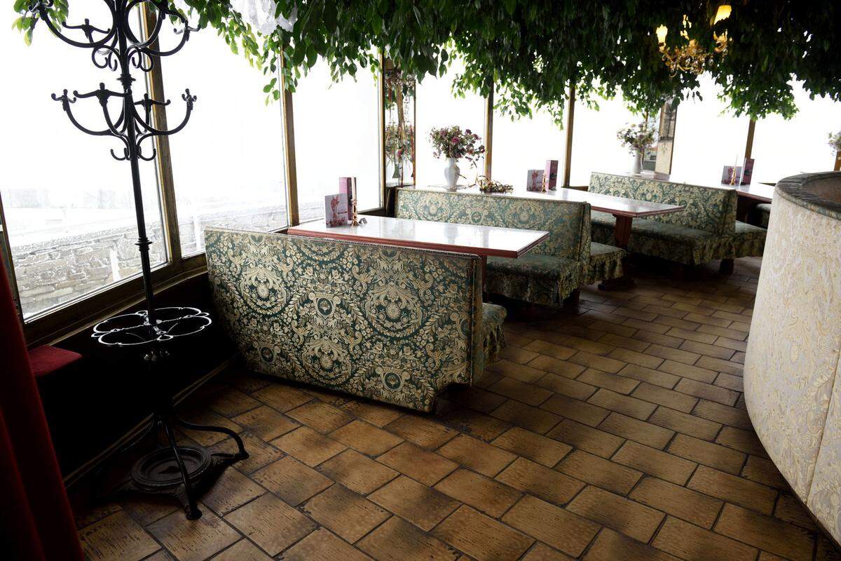Das Café-Restaurant am Cobenzl über Wien - nunmehr zwangsgeräumt -  ist vor allem für sein Glasrondell aus den 50er Jahren bekannt.  