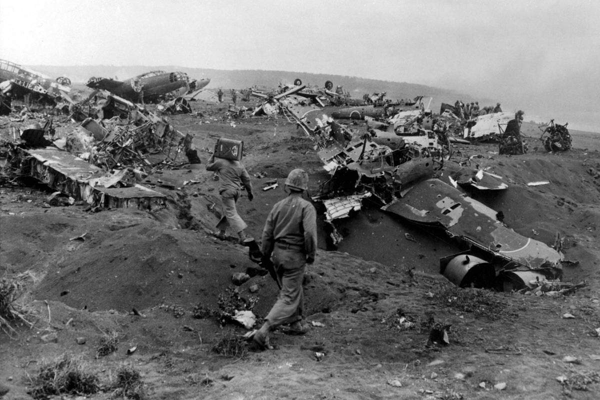 Der hohe Blutzoll erweist sich im Nachhinein als militärisch überflüssig. Die Amerikaner landen nie auf den japanischen Hauptinseln, sondern werfen im Augst über Hiroshima und Nagasaki Atombomben ab, woraufhin Japan im September 1945 kapituliert.