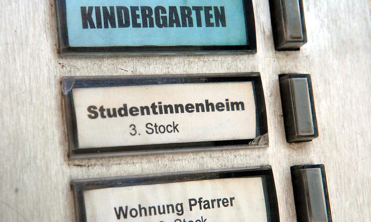 Im Studentenheim schlafen, zumindest für eine Nacht.Lange halten es dort die wenigsten aus. Man zahlt oft  dasselbe wie für ein WG-Zimmer, muss sich dafür die Küche mit 20 anderen teilen. Wenn man doch überlegt, lohnt sich einmal Probeschlafen. Das geht am besten direkt nach der Heimparty.