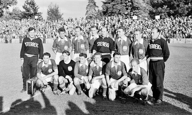 Österreich bei der WM 1954. (Theodor Wagner unten zweiter von rechts.)
