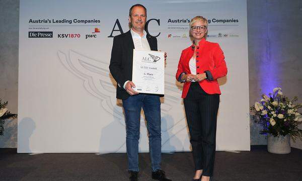 Auszeichnung Top-Kleinbetriebe, Kategorie National - 3. Platz für die M-TEC GmbH aus Pinsdorf: M-Tec-Geschäftsführer Peter Huemer mit WK OÖ-Präsidentin Doris Hummer.