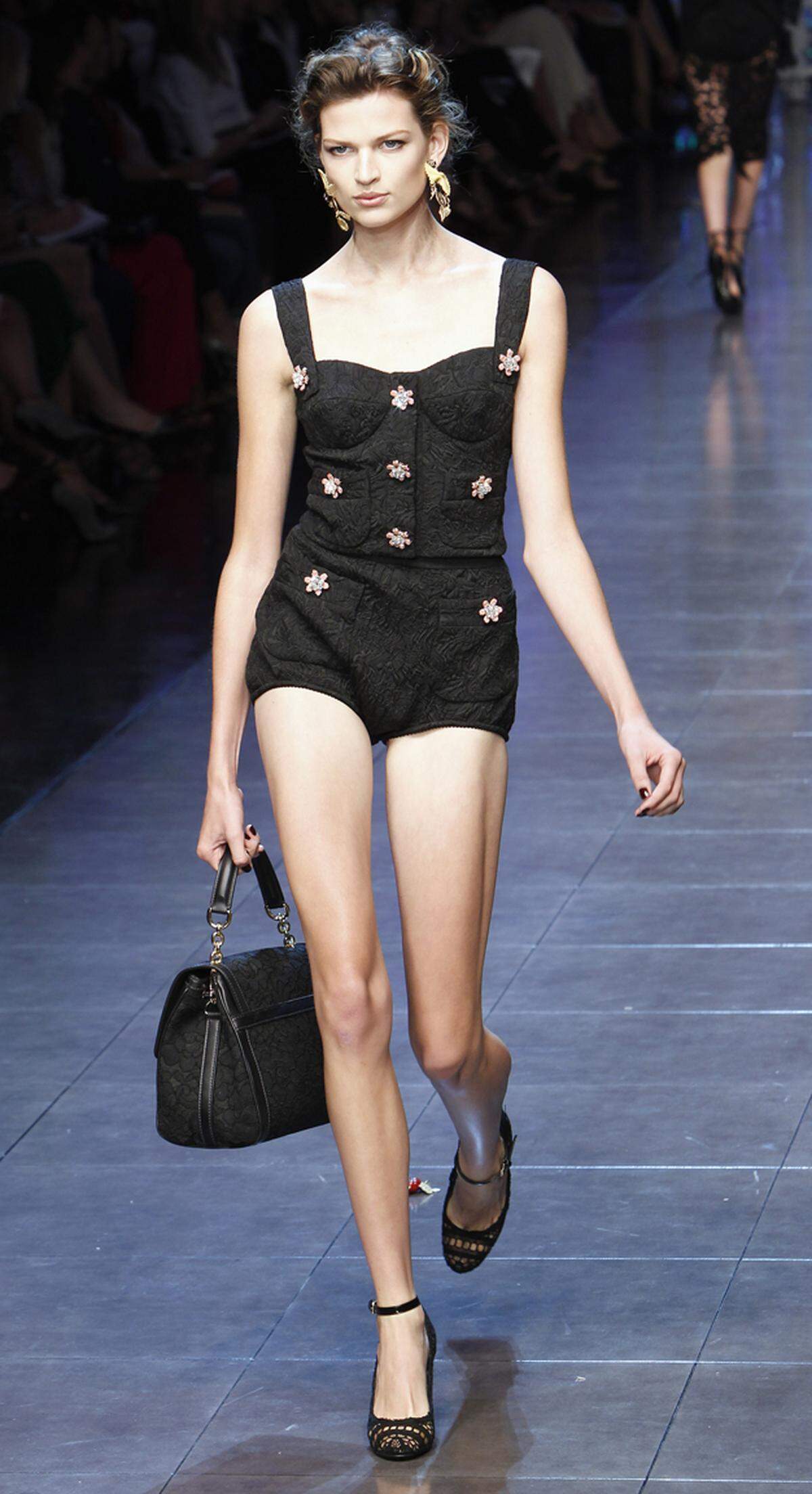 MEIDEN: Zu extrem kurze Shorts und Latzhosen (Dolce &amp; Gabbana), wie sie etwa noch im vergangenen Sommer im Trend waren, sollte man hingegen nicht mehr greifen.