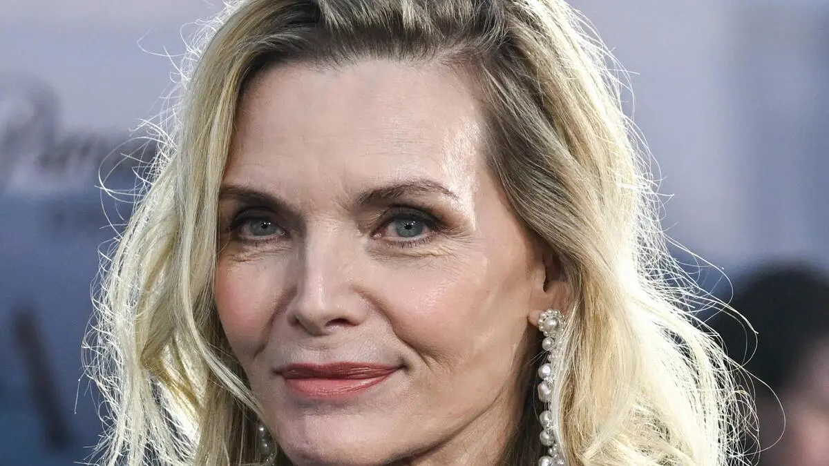 Michelle-Pfeiffer-Du-ziehst-dich-an-deinen-Haaren-aus-dem-Sumpf-premium-