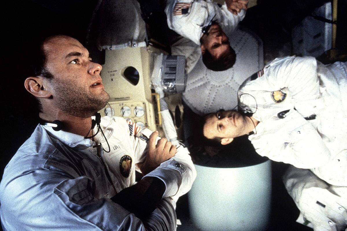 Nach einem schweren Störfall können die Piloten der Apollo 13 nicht wie geplant am Mond landen - und auch ihre sichere Heimkehr ist höchst fragwürdig. Zum Teil wurden für Ron Howards Drama die Original-Dialoge der echten Piloten verwendet. Der spannende Film beschäftigt sich nicht nur mit dem Flug in den Weltraum, sondern viel mit der Vorbereitung.