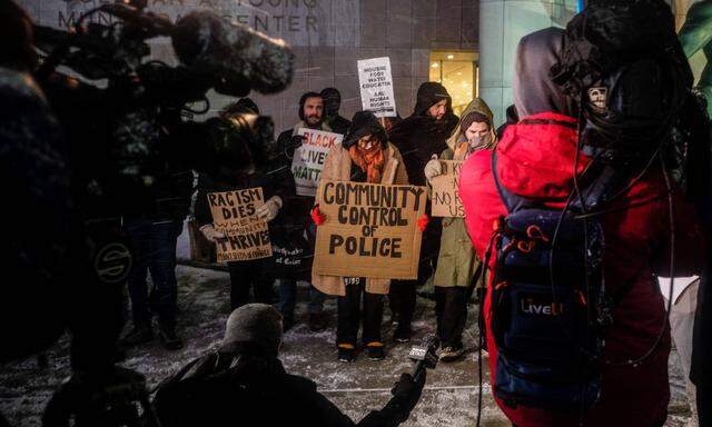 Demonstranten halten Plakate und skandieren trotz Schnee, eisigen Temperaturen und starkem Wind Slogans während einer Mahnwache für Tyre Nichols.