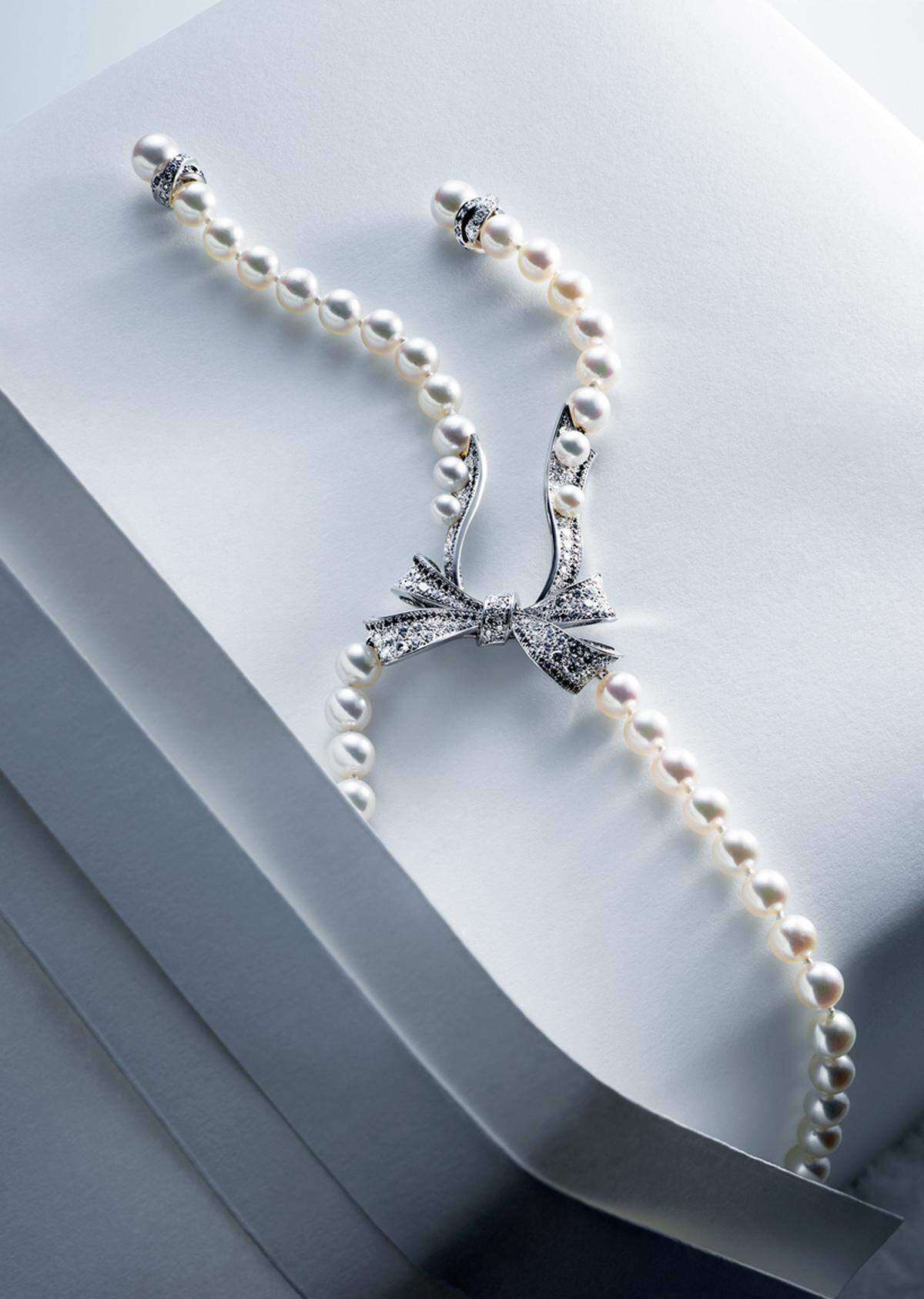 Bei den Outfits der Grande Dame der Mode durften natürlich auch Perlen nicht fehlen. Eine Hommage an Coco Chanel ist diese Perlenkette mit Schleifenverzierung.