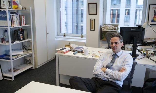 Chefredakteur von „Politico Europe“, Jamil Anderlini, am 20. Juni 2023, in seinem Büro in Brüssel, Belgien. 