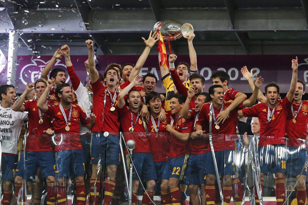 Spaniens Fußball-Herrschaft geht weiter. Nach der EM 2008 und der WM 2010 hat "La Roja" auch die EM 2012 für sich entschieden. Es ist der erste derartige Hattrick der Geschichte. Die Spanier setzten sich dank ihrer mit Abstand besten Turnierleistung gegen Italien eindrucksvoll 4:0 durch.