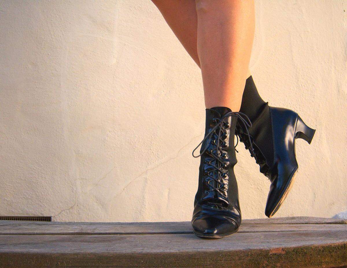 Nicht nur der Ausschnitt wurde in der viktorianischen Zeit kleiner. Ebenfalls ungebührlich war es, die Köchel zu zeige, weshalb Frauen lange Röcke und Strümpfe trugen. Viktorianische Schuhe, erhältlich über Etsy.
