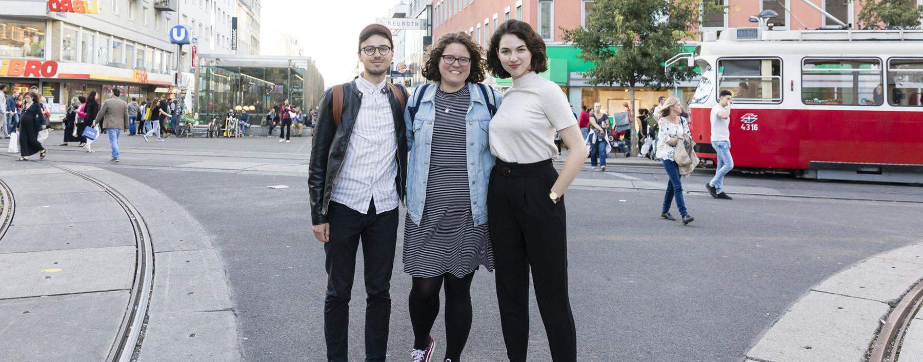 Die Studenten Matěj Voda, Talia Dunyak und Lilli am Reumannplatz.