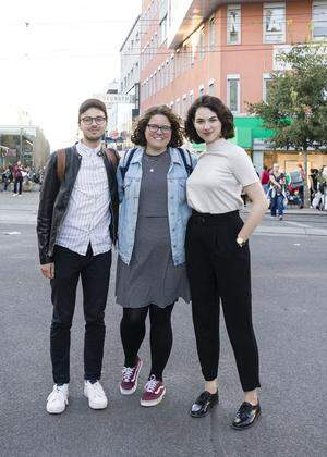 Die Studenten Matěj Voda, Talia Dunyak und Lilli am Reumannplatz.