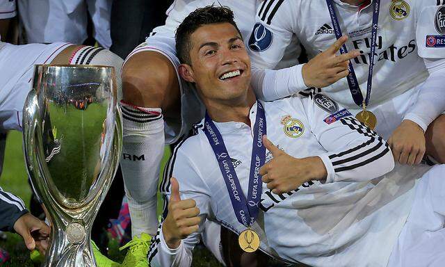 Ronaldo mit Pokal