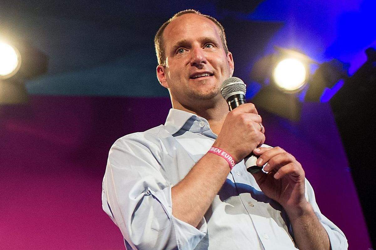 "Wir haben unser Wahlziel nicht erreicht. Wir wollten zweistellig werden, zwei Mandate, das haben wir nicht erreicht", räumte Neos-Obmann Matthias Strolz ein. Man werde sich aber bemühen und lernen: "Auch die pinken Bäume wachsen nicht über Nacht in den Himmel."