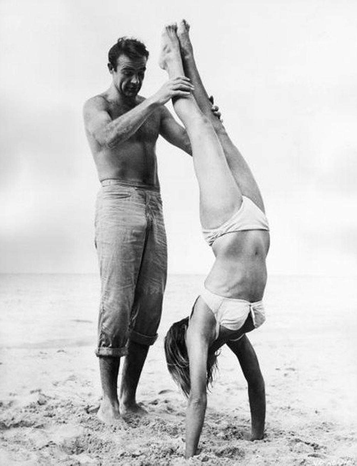 Ein Foto vom ersten 007-Streifen "James Bond jagt Dr. No" ist dabei.  Hulton Archive: Sean Connery &amp; Ursula Andress am Set von " James Bond jagt Dr. No", 1962