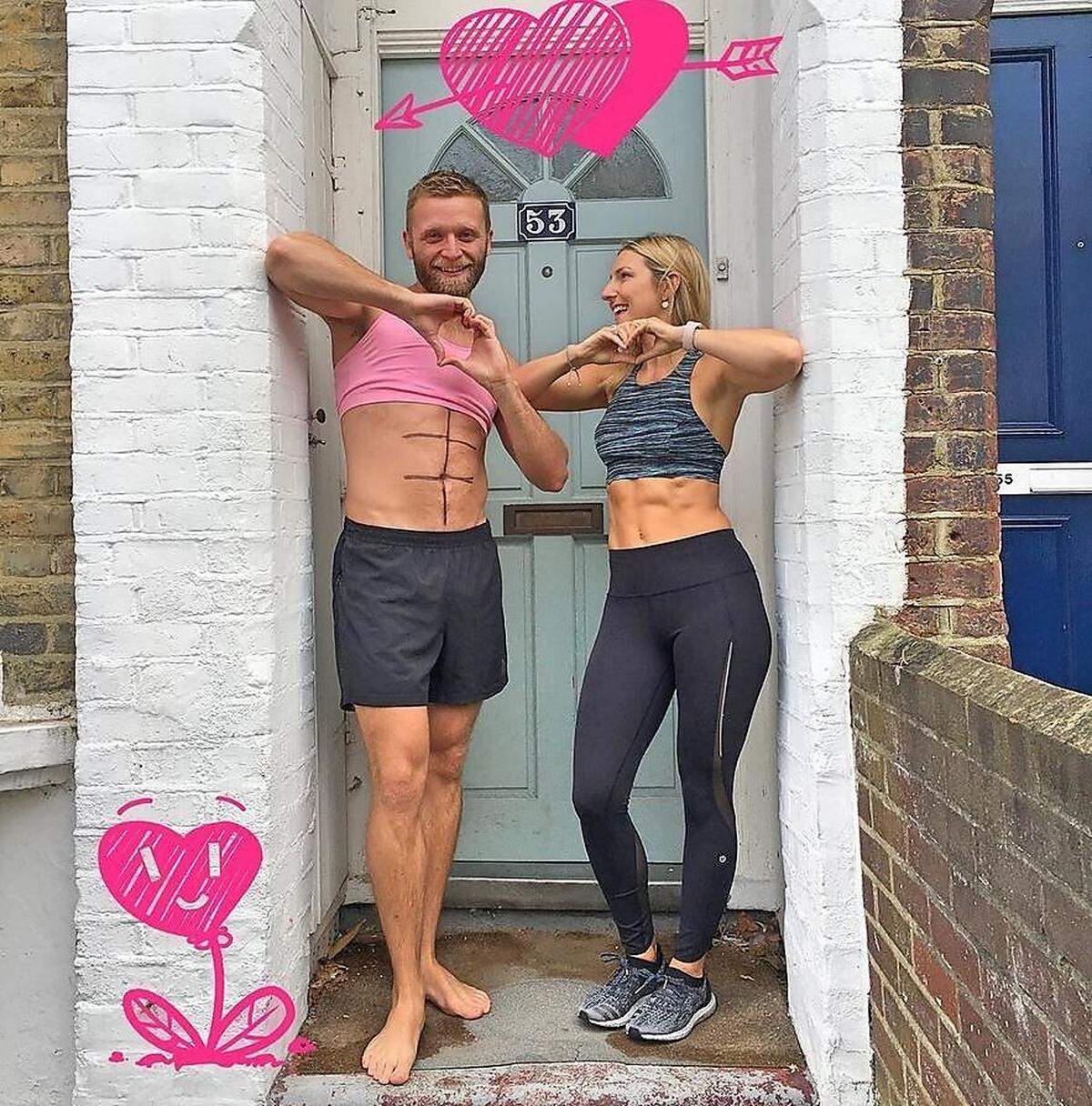 Dabei ist der Ehemann der britischen Fitness-Bloggerin und -Kolumnistin Amy Hopkinson auf eine Parodie des gestellten Instagram-Perfektionismus aus.
