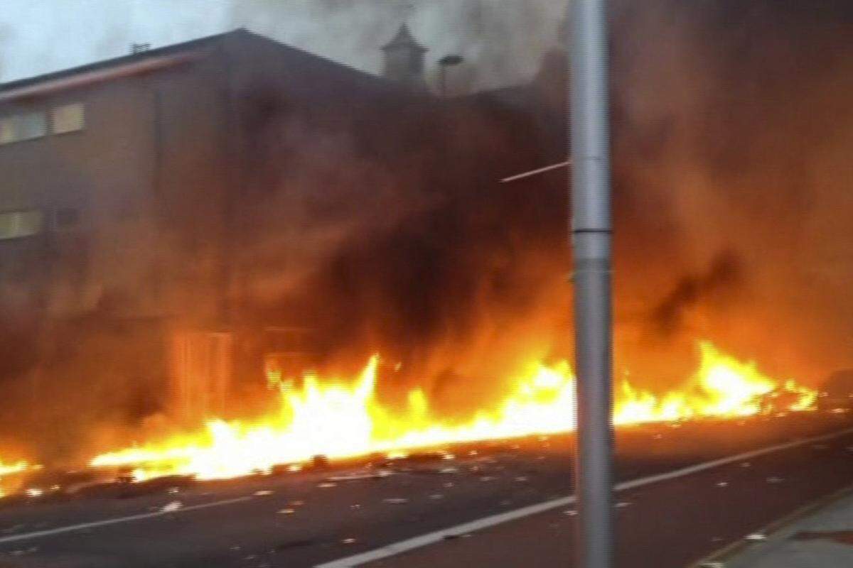 Über der Unglücksstelle stieg eine Rauchwolke auf. Mehrere Fahrzeuge gingen in Flammen auf.