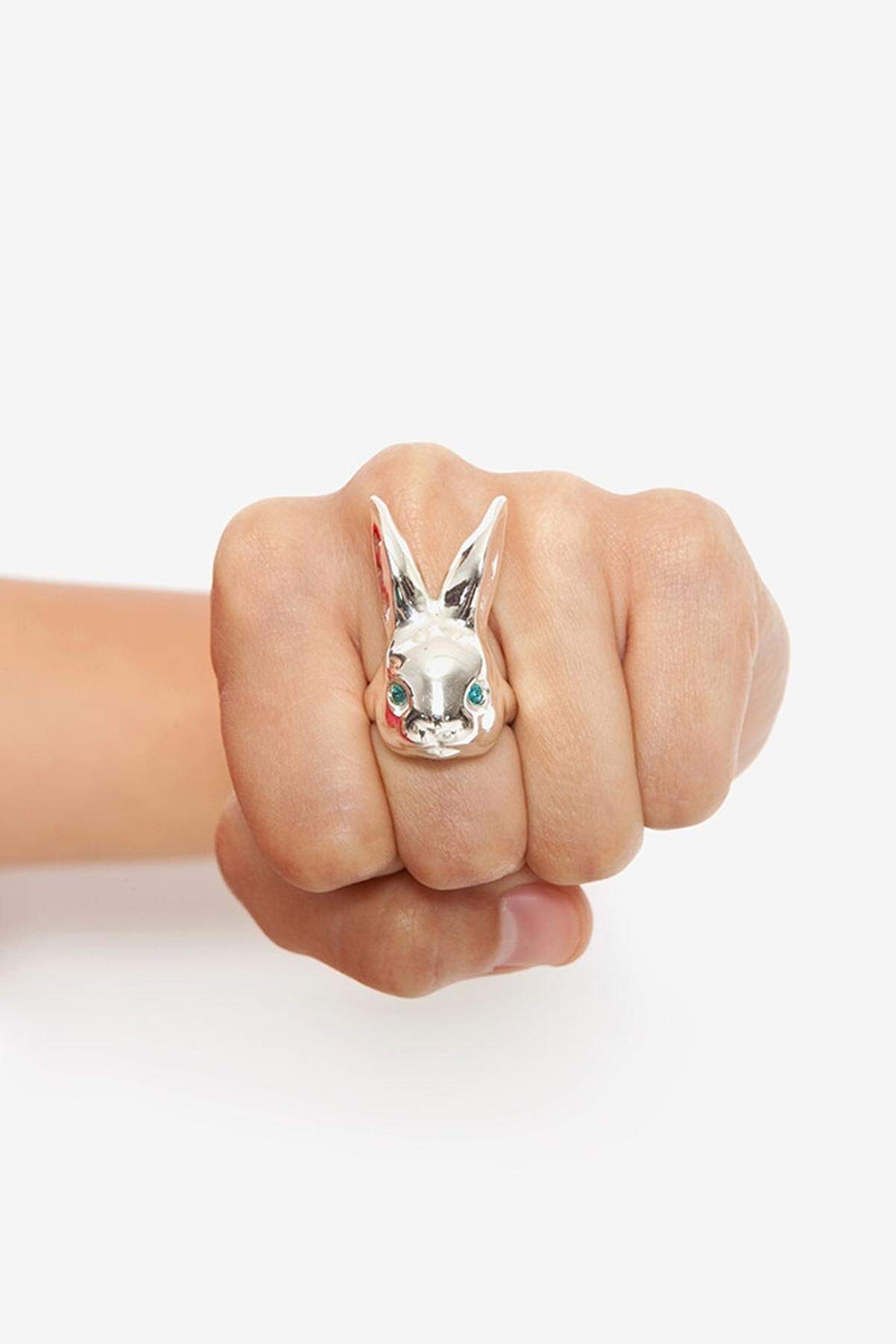 Ghettofaust, du Mümmelmann. Der Shiny Rabbit Ring von Nasty Gal kommt auf 42 Euro.