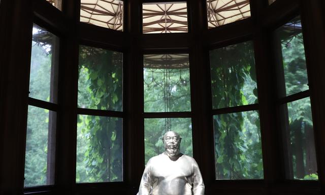 Im Marmorschlössl thront die „Figur ohne Gehirn“, Ai Weiweis Selbstporträt. 