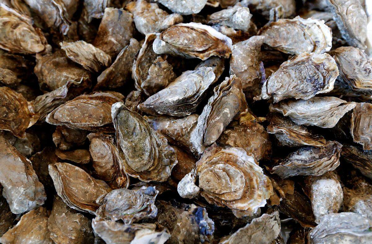 Frankreich ist weltweit der viertgrößte Austernproduzent nach China, Japan und Südkorea. Beim Verzehr sind die Franzosen allerdings die ungeschlagene Nummer Eins: Mehr als zwei Kilo schlürfen sie im Schnitt jährlich.