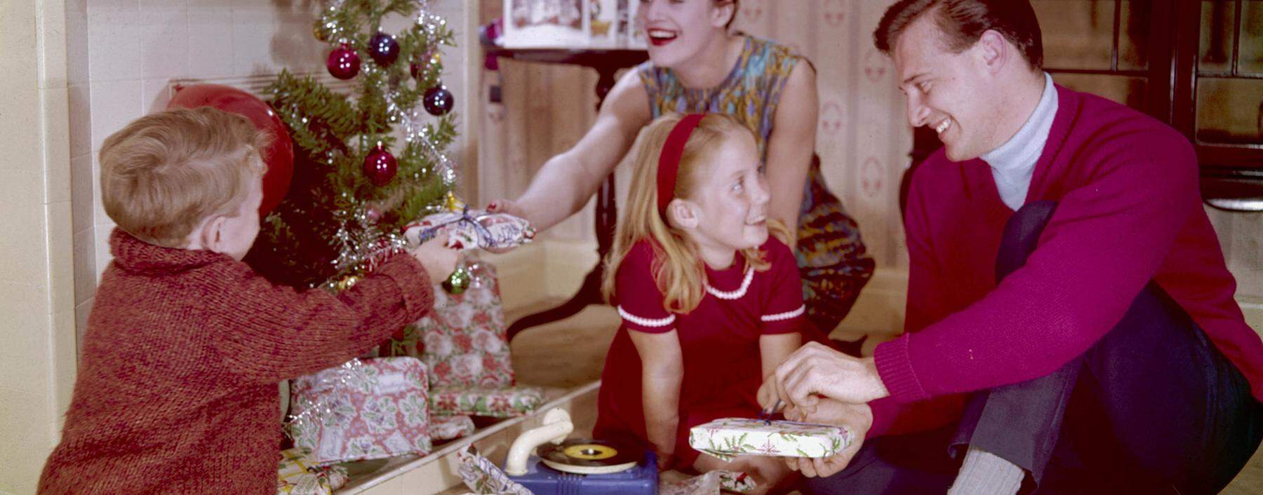 Trautes Heim, Weihnachten nicht allein: Keine 200 Jahre alt ist das Bild von Weihnachten als idyllisches Familienfest – das bis heute in den Köpfen sitzt.