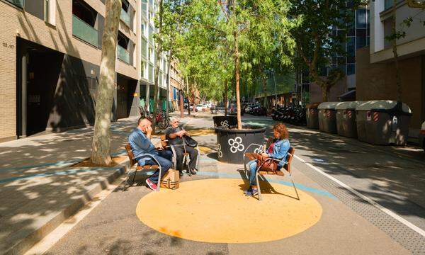 Barcelona. Das Konzept der „Superblocks" spielte einige ­Straßen der Stadt von Autos frei für spielende Kinder und sitzende ­Erwachsene.