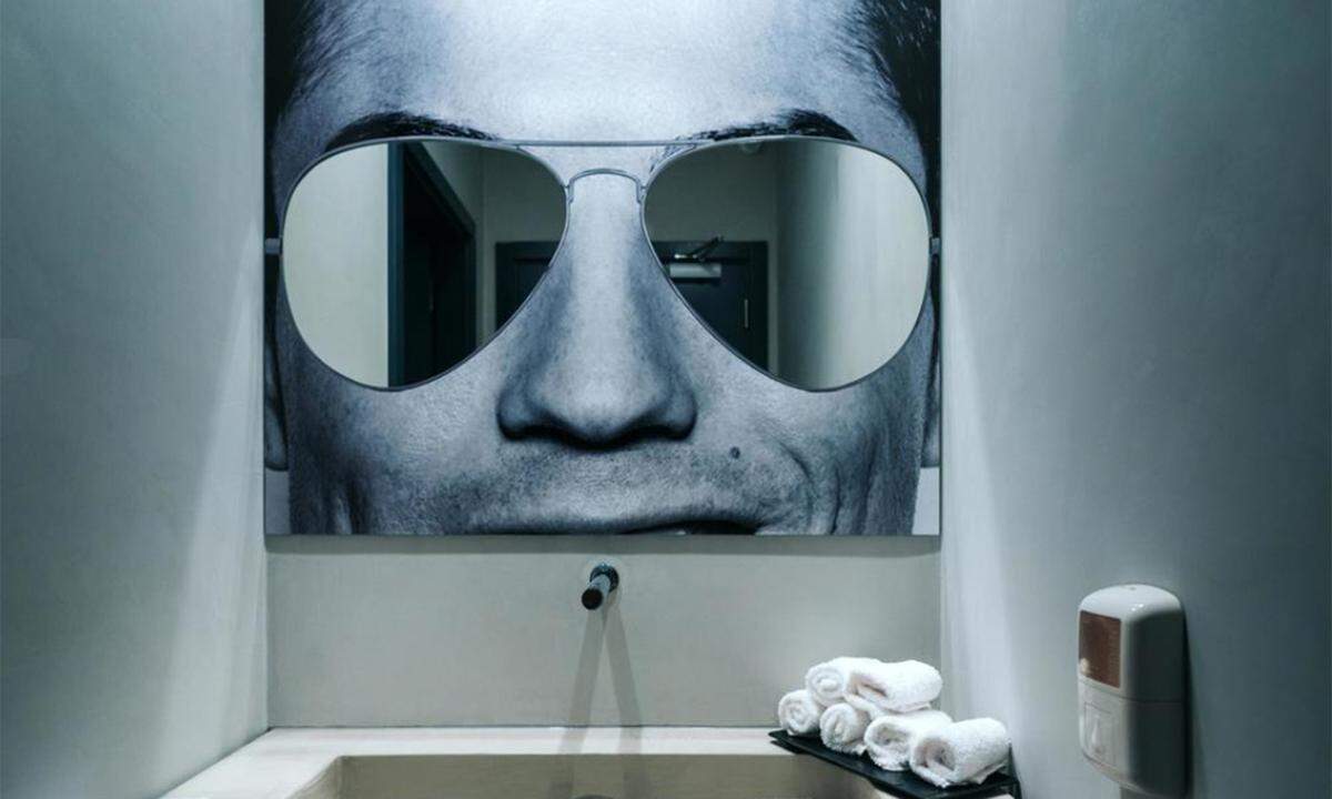 Die Toilette ist ein Highlight im Hotel von Fußballer Cristiano Ronaldo auf seiner Heimatinsel Madeira. Wenn sich Fans dort die Hände waschen, können sie dem Sportler ins überlebensgroße Gesicht sehen. Die Sonnenbrillengläser des Porträts fungieren als Spiegel. Wie der Juventus-Turin-Spieler vermieten etliche andere Stars Hotelzimmer oder ihre Ferienvillen.