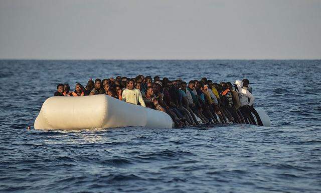 Flüchtlinge auf einem überfüllten Schlauchboot.