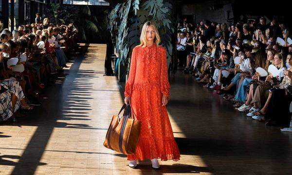 Im Jahr 2019 soll die Koralle zumindest modisch strahlen: Korallenrot, genauer: Living Coral, ist die Farbe, die das einflussreiche US-Unternehmen Pantone für das nächste Jahr als Trend sieht.  Munthe, Copenhagen Fashion Week 