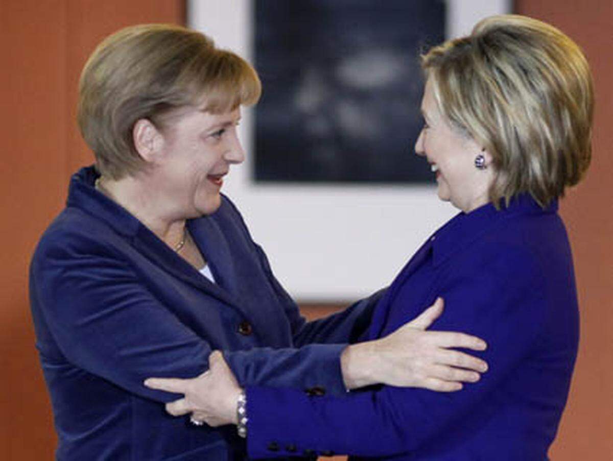 Am Montagmorgen empfing die deutsche Kanzlerin Angela Merkel US-Außenministerin Hillary Clinton. Clinton erklärte, sie freue sich sehr, anlässlich des Jubiläums in Berlin zu sein - „in einer Stadt, die so geschichtsträchtig ist und eine so große Bedeutung hat, nicht nur für Deutschland, sondern auch für die Vereinigten Staaten und die Welt insgesamt“.