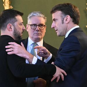 Der ukrainische Präsident, Wolodymyr Selenskij, mit seinen derzeit stärksten europäischen Unterstützern, dem britischen Premier Keir Starmer sowie dem französischen Präsidenten Emmanuel Macron, beim Gipfeltreffen in London am Sonntag. 