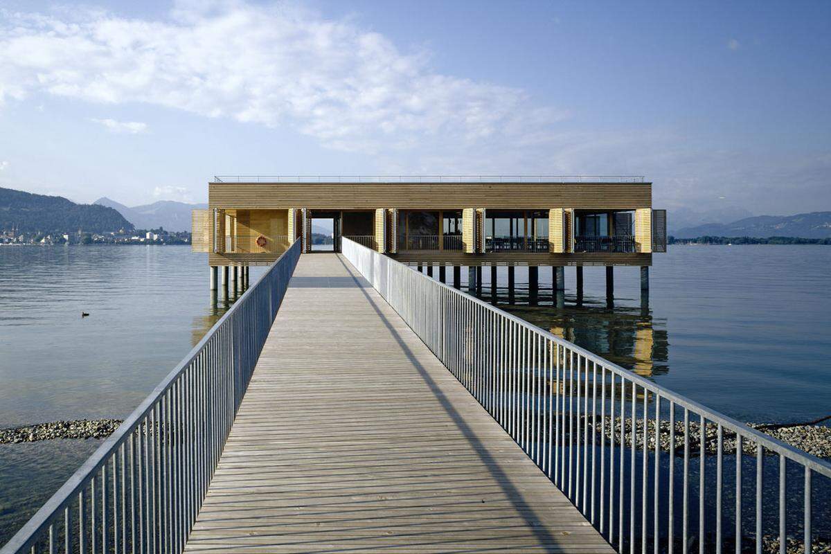 Das Bregenzer Architekturbüro Lang + Schwärzler legten beim Seehotel am Kaiserstrand einen 40 Meter langen Steg in den Bodensee, der von der Uferpromenade zu einem Badehaus auf Pfählen führt.