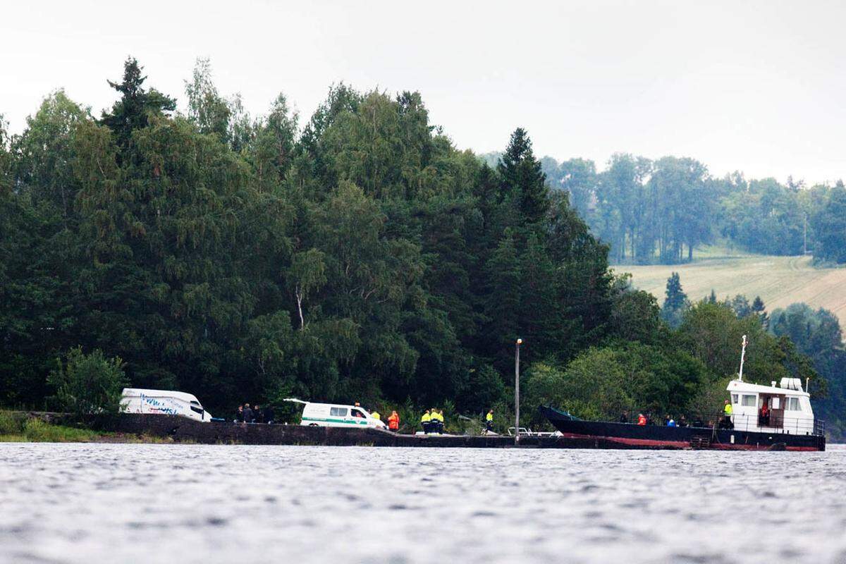 Die Polizei geht zunächst von acht Toten aus, findet aber auf der Insel immer mehr Leichen.