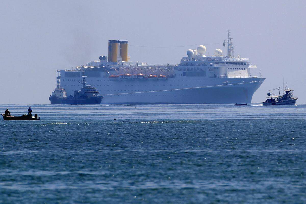 Begleitet wurde das havarierte Kreuzfahrtschiff aus Sorge vor möglichen Piratenangriffen in den vergangenen Tagen von Schiffen der Küstenwache.