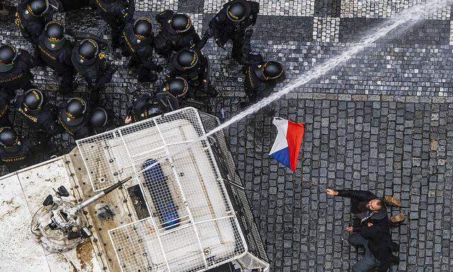 Am Sonntag kam es in Prag zu Protesten gegen die Coronavirus-Maßnahmen der Regierung. Die Polizei setzte Wasserwerfer ein.