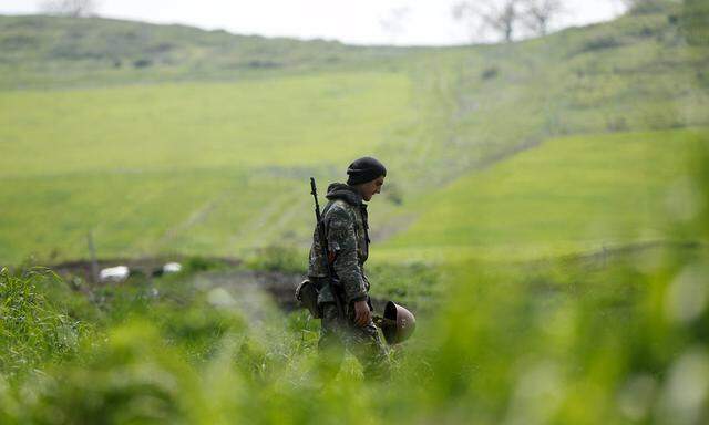Ein armenischer Soldat in Berg-Karabach. Im April gab es heftige Kämpfe.