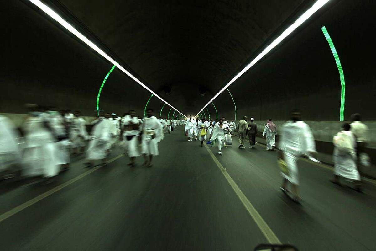 Eine vergangenes Jahr eingeweihte U-Bahn zwischen der Ebene von Mina, dem Berg Arafat und der Ebene Muzdalifa transportierte stündlich 72.000 Menschen.