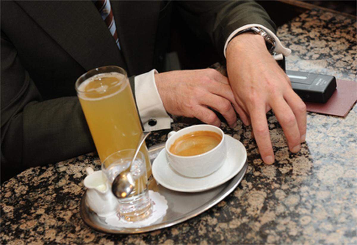 Dagegen sollten Alkohol und koffeinhaltige Getränke wie insbesondere Kaffee und schwarzer Tee gemieden werden.