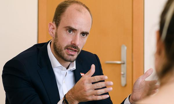 Florian Tursky spricht sich gegen E-Voting aus. Aktuell sei das Vertrauen in der Bevölkerung dazu nicht vorhanden.