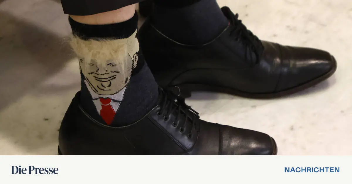 Duma-Abgeordnete-bekommen-bei-US-Besuch-Trump-Socken-als-Geschenk
